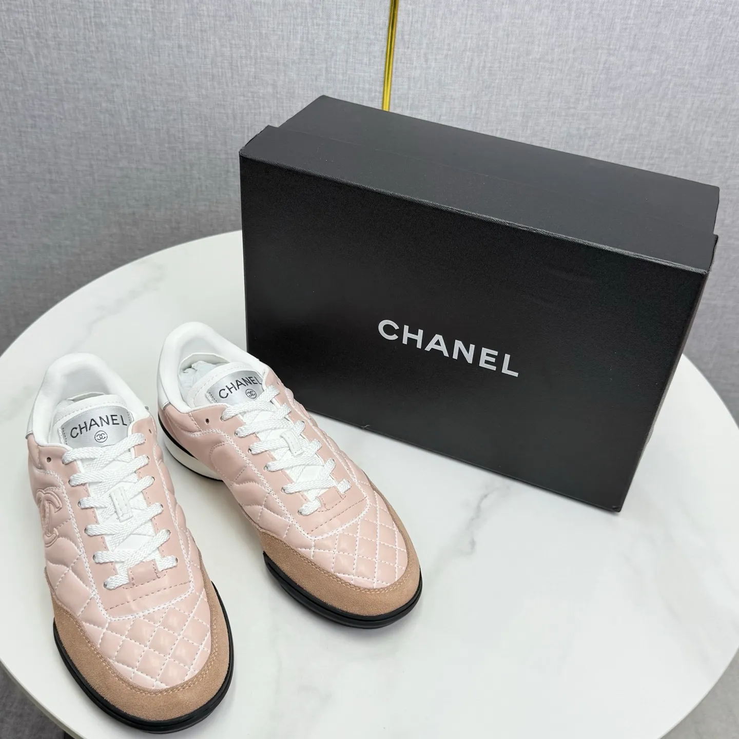 👟👟Ex-factory price 600👟👟Chanel Panda Shoes! 2025 counter's top casual sports shoes. This classic design; the upper is electro-embroidered with a variety of techniques; the outsole is fashionable and sporty; the unusual inclusion of a variety of color matching elements... The diversified mix and match is very good-looking and versatile, and can be used for leisure, fashion, sports, and outdoor... ꫛꫀꪝ Go➫ Materials: ❶Upper made of: original imported first-layer silk cowhide + original waterproof cloth + original first-layer cowhide ❷Inner lining: Original Yangli+wang ❸ Outsole based on: Original TPU combination outsole Counter boutique packaging complete set for women 35–41